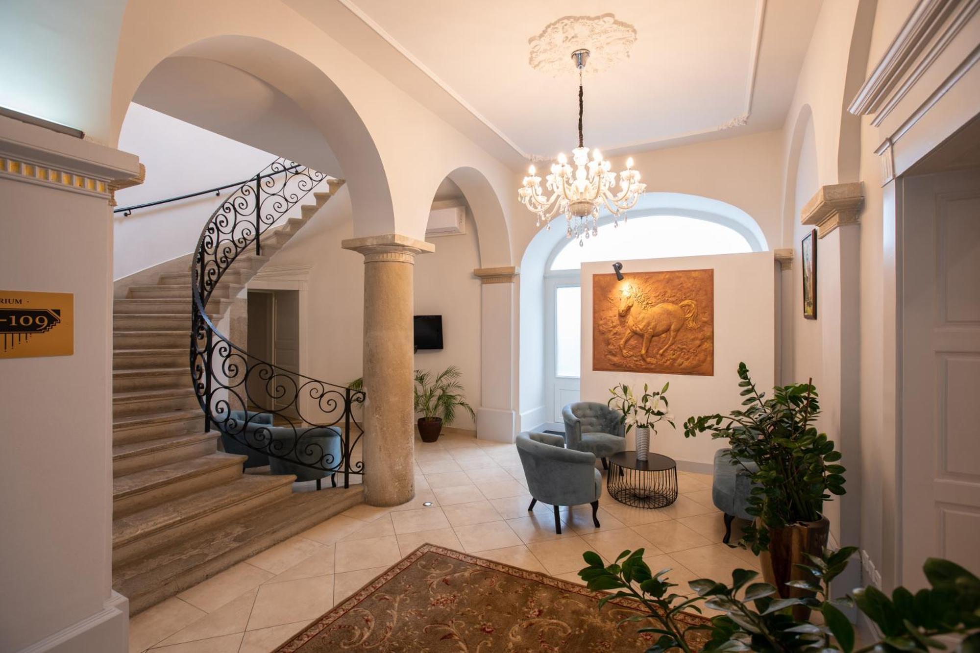 Atrium Rooms & Cafe Sopron Exterior photo